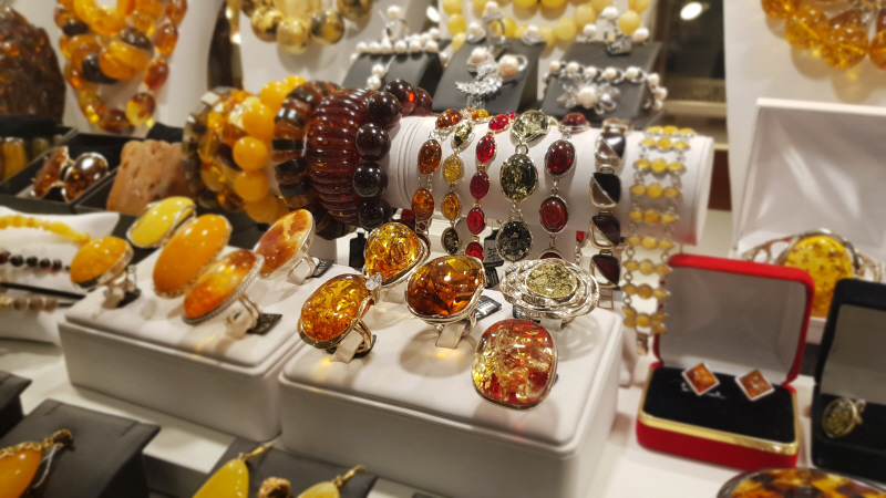 precious-stones-in-a-jewellery-shop-window-shoppi-2022-11-14-05-19-03-utc – Copy